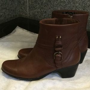 Clarks leather booties, extreme comfort!